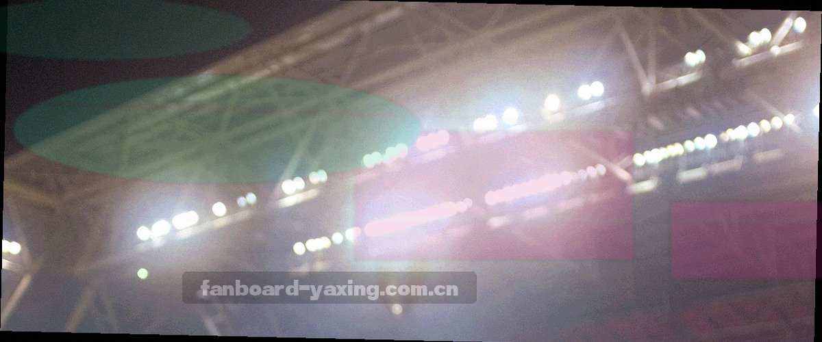 低角度看台剪影与湖蓝色块叠加的抽象画面